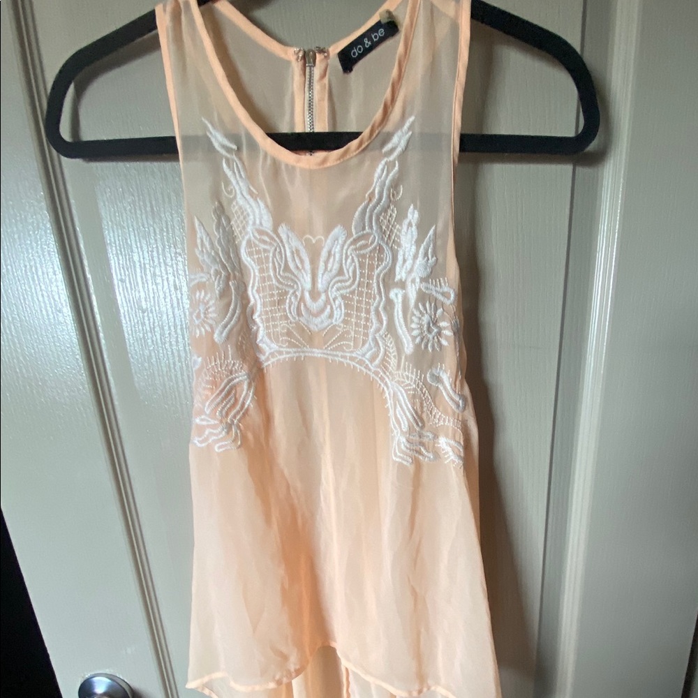 💕Beautiful embroidered hi-lo top 💕